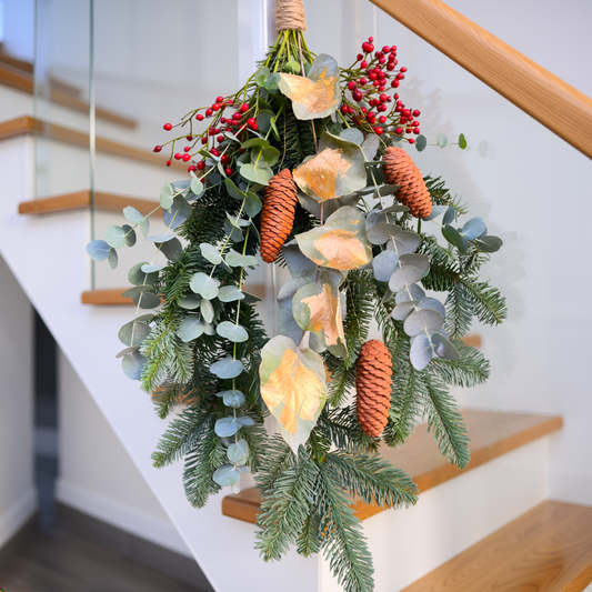 Winterlicher Türschmuck – Tannenzweige, Eukalyptus & Blattgold