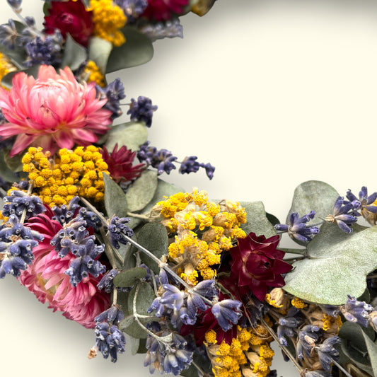 Blütenkranz Emma – Handgebunden mit Eukalyptus & Blüten