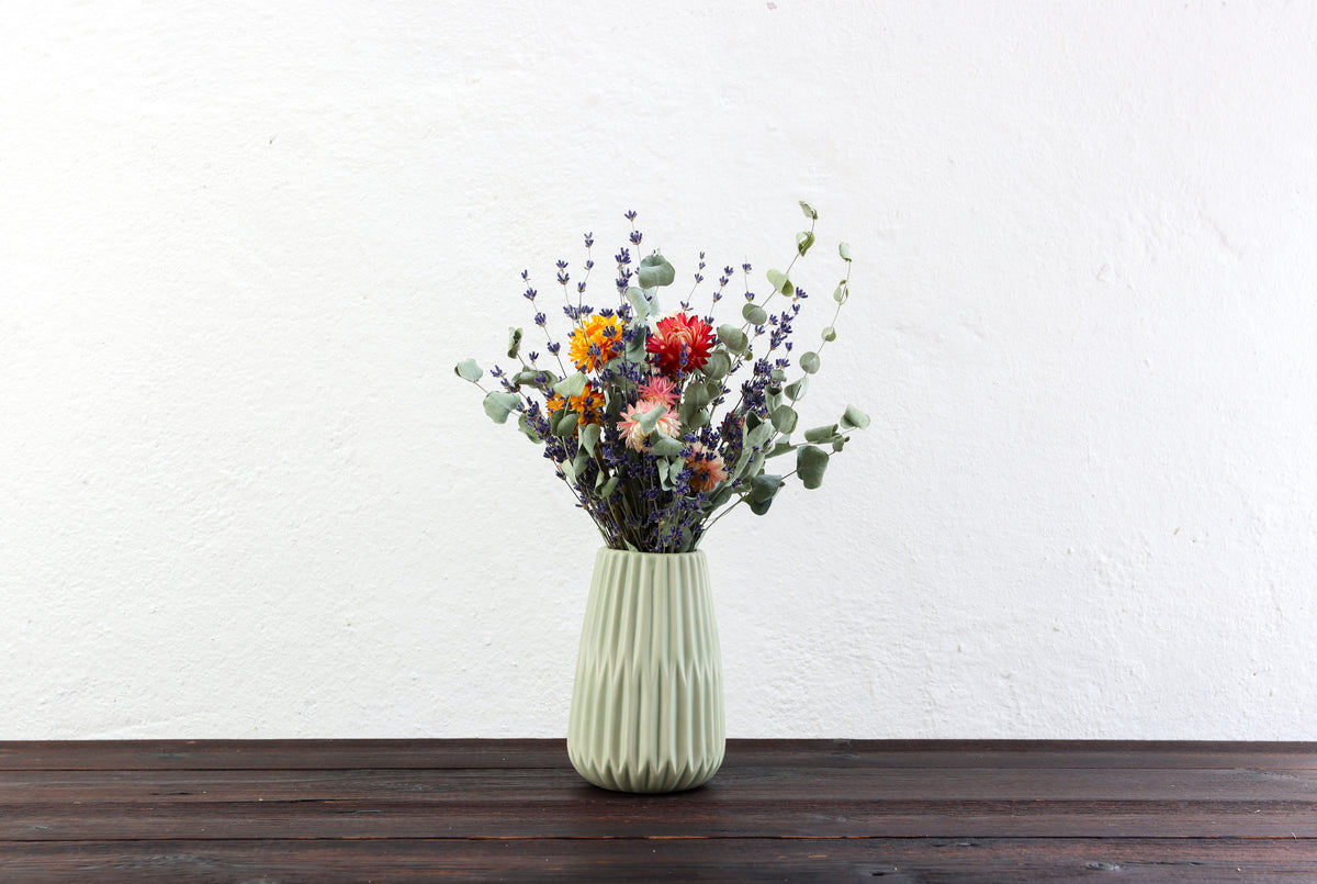 Hanna – Bunter Trockenblumenstrauß mit Eukalyptus