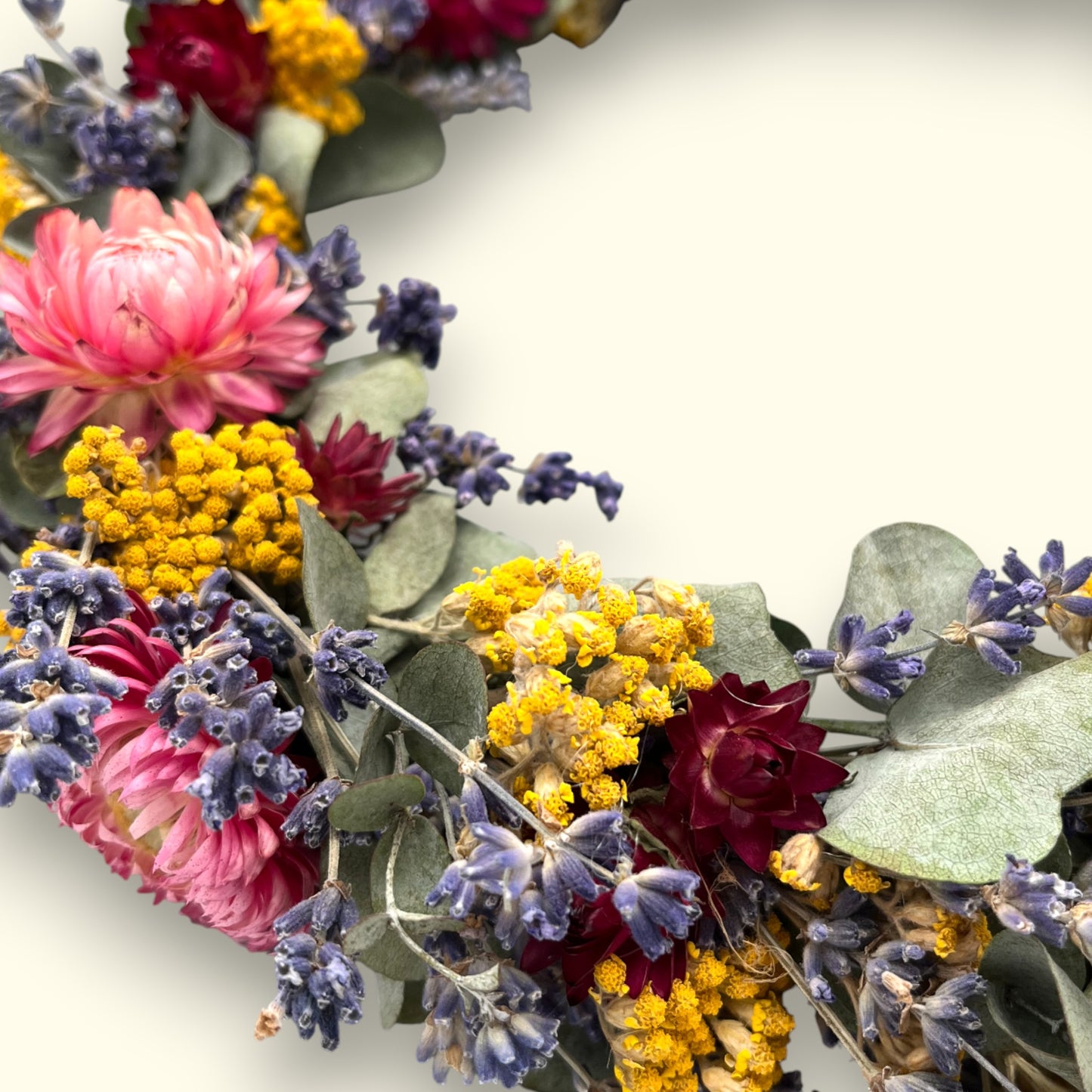 Blütenkranz Emma – Handgebunden mit Eukalyptus & Blüten