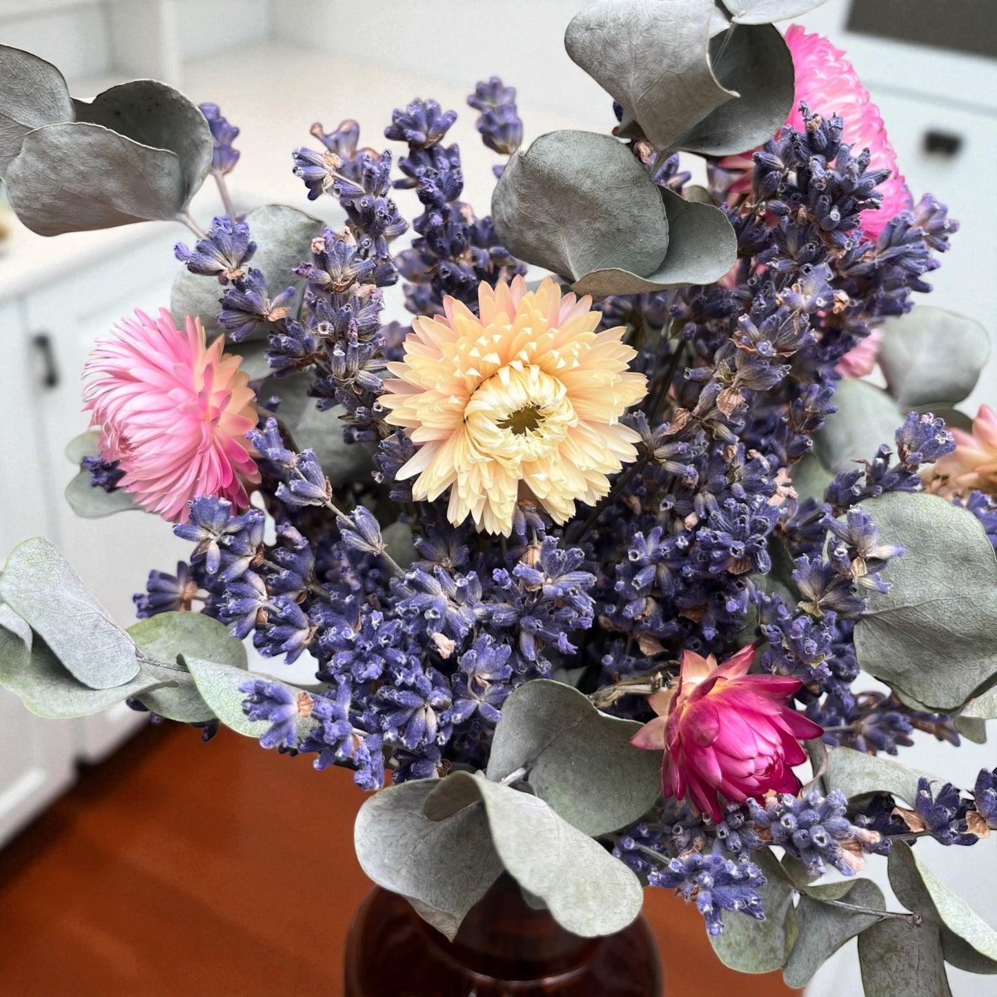 Hanna – Bunter Trockenblumenstrauß mit Eukalyptus