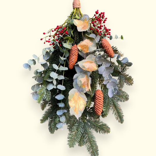 Winterlicher Türschmuck – Tannenzweige, Eukalyptus & Blattgold