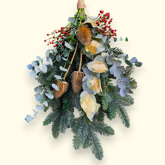 Winterlicher Türschmuck – Tannenzweige, Eukalyptus, Karde & Blattgold
