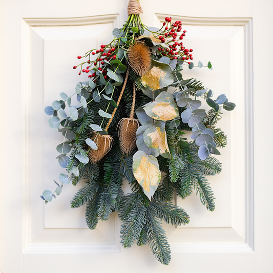 Winterlicher Türschmuck – Tannenzweige, Eukalyptus, Karde & Blattgold